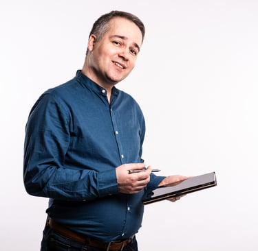 Conseiller immobilier avec une tablette. Il porte une chemise bleue.