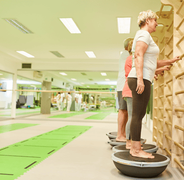 persone-anziane-sopra-il-bosu-in-equilibrio-png