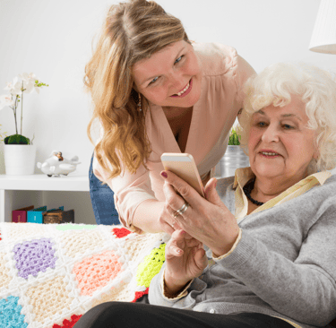 Anziana-e-caregiver-che-utilizzano-tecnologie-innovative-jpg
