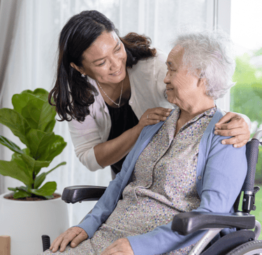 Caregiver-assiste- mamma- anziana-jpg