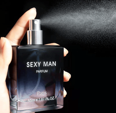 doigt pulvérise un parfum