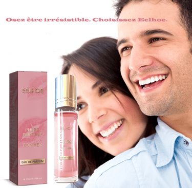 couple souriant avec flacon de parfum