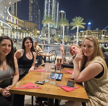 4 femmes assises dans un café