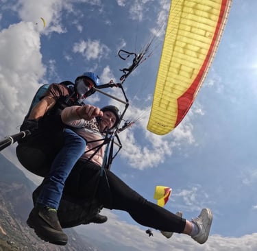 homme et femme en parachute
