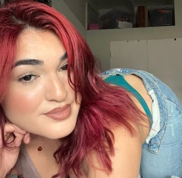 femme cheveux rouge
