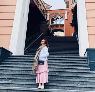 femme devant un escalier