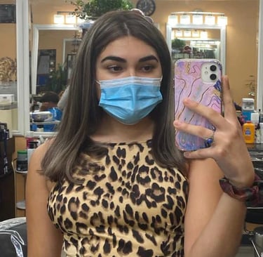 femme masqué fait un selfie