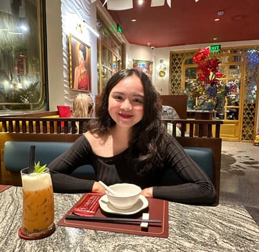 femme assise au restaurant