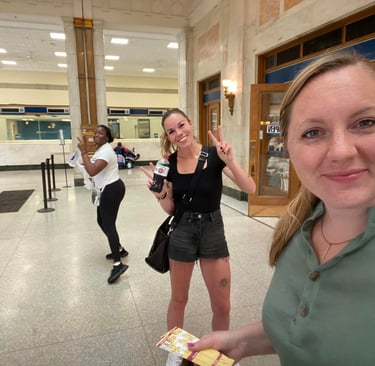 trois femmes et un homme dans un hall
