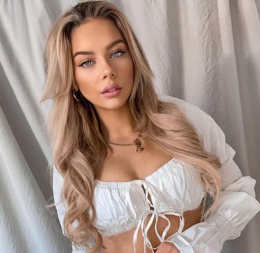 femme en chemise blanche