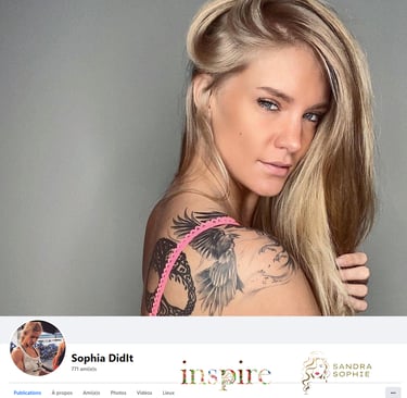 femme de profil avec des inscription