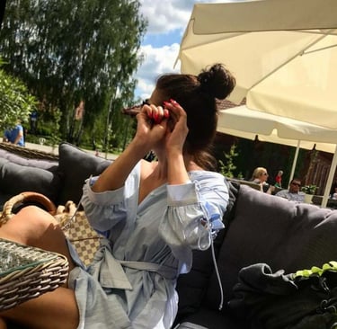 femme assise à la terrasse