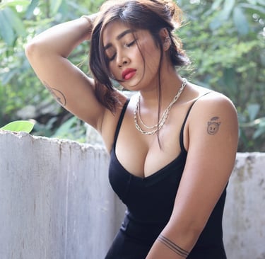 femme en maillot noir