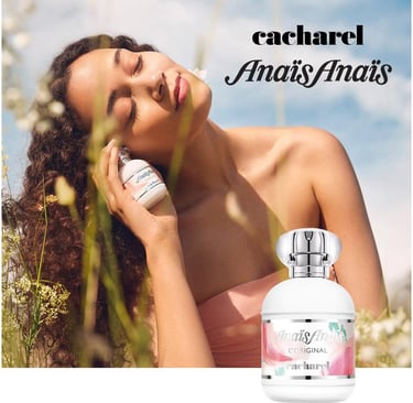 femme avec flacon de parfum