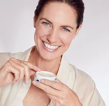 femme avec pot de creme