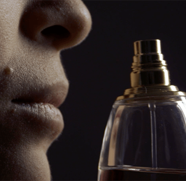 profil avec un flacon de parfum