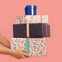 mains tendent cadeaux