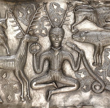 Détail du chaudron de Gundestrup (Ier siècle av. J.-C.) montrant Cernunnos avec un torque au cou et un à la main.