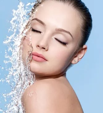 visage femme avec de l'eau