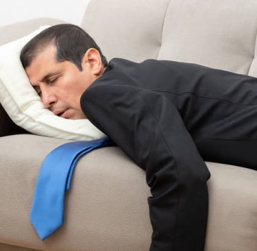 homme sieste dans canapé