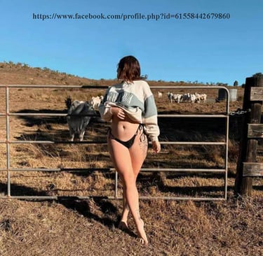 fille debout regarde les vaches