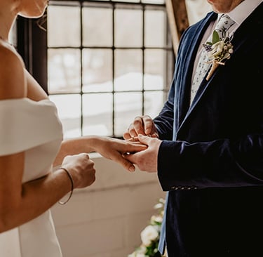 homme met la bague au doigt de la femme