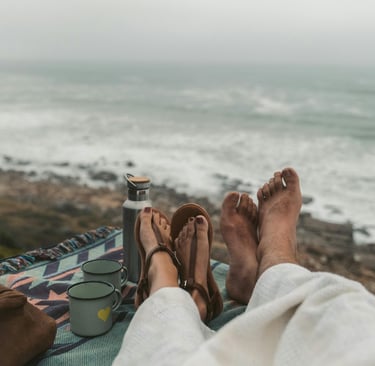 PIEDS HOMME ET FEMME VUE SUR LA MER