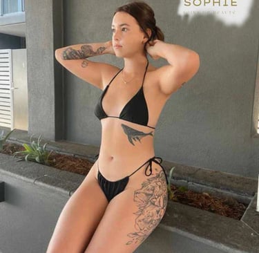 fille bikini mains dans le cou