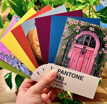 Création de peintures sur cartes de couleur pantone. Peintures à la gouache sur un format carte postale