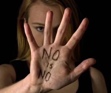 Chica con la mano al frente indicando no es no