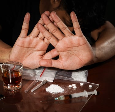 Persona negándose al consumo de drogas