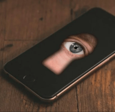 Celular con imagen de un ojo asomándose  por la mirilla de una puerta