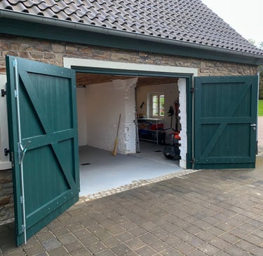 Massives Tor aus Massivholz, grün lackiert, individuell gefertigt , Geöffnete lage