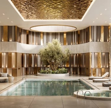 Sala de estar con una piscina en el centro. Paneles dorados en la pared y una gran planta frente a e