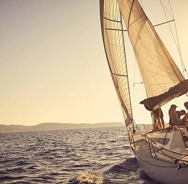 Yate en el mar, una pareja sentada en la proa