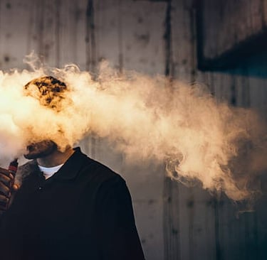 Figura masculina fumando flotando en el humo
