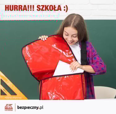 dziewczynka z plecakiem na tle tablicy z napisem hurra szkoła Bezpieczny.pl/ generali