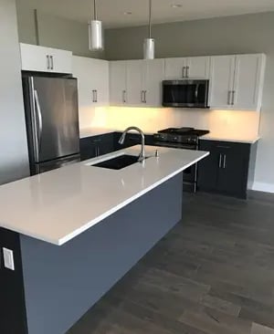 Two-tone kitchen cabinets in Kelowna – custom design by KitchenRTA.ca