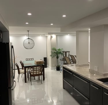 a kitchen with a large kitchen and dining room