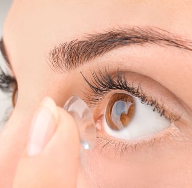 Zakładanie soczewki kontaktowej na oko z bliska