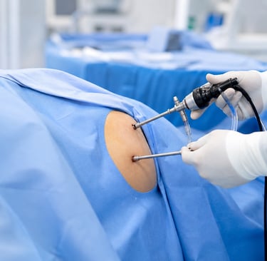 Equipe cirúrgica realizando artroscopia do quadril por pequenas incisões