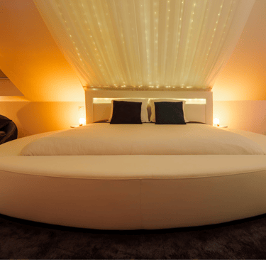 love room Bretagne avec lit rond et sofa tantra