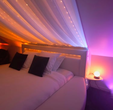 Lit de la love room dans le Morbihan