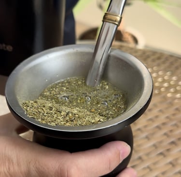 Matero argentino con yerba mate