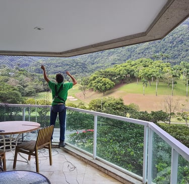 Profissional instalando tela de proteção