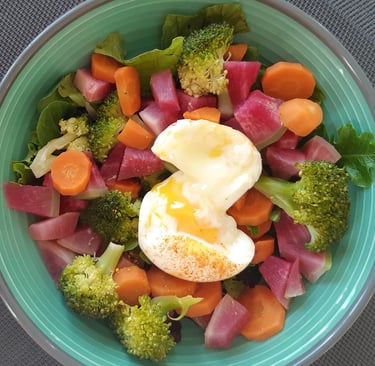 un bol de nourriture avec un œuf mollet sur le dessus