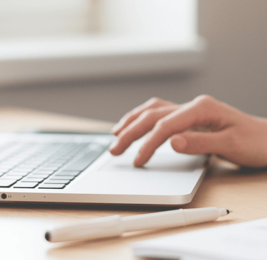 Espace de travail bien organise dégagé pour mieux travailler et organiser son temps