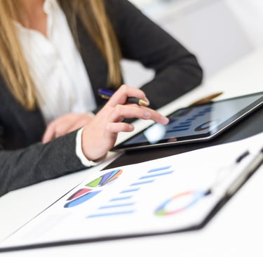 Woman analyzing risk data on tablet with charts – representing structured PV audit planning