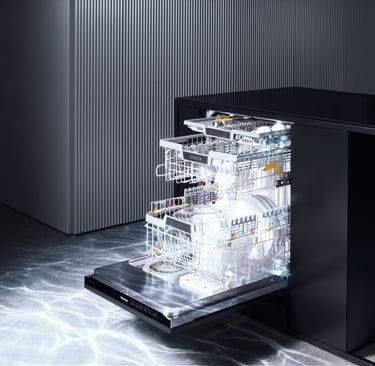 Miele Geschirrspüler offen mit sauberem Geschirr