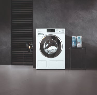 Miele Waschmaschine offen mit Wäsche in der Trommel, modernes Haushaltsgerät